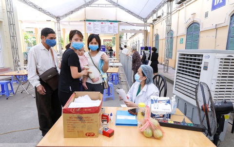 Chuyên gia người Ấn Độ mắc COVID-19 nhập cảnh trên chuyến bay đã có 6 ca dương tính - Ảnh 1. Chuyên gia người Ấn Độ mắc COVID-19 nhập cảnh trên chuyến bay đã có 6 ca dương tính - Ảnh 1.