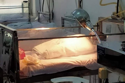 Phát hiện bé sơ sinh trong túi nilông bỏ bên lề đường - Ảnh 1. Phát hiện bé sơ sinh trong túi nilông bỏ bên lề đường - Ảnh 1.
