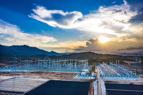 Vượt hiểm trở hoàn thành trạm biến áp 500kv và đường dây 220/500kv kết hợp nhà máy điện mặt trời - Ảnh 2. Vượt hiểm trở hoàn thành trạm biến áp 500kv và đường dây 220/500kv kết hợp nhà máy điện mặt trời - Ảnh 2.