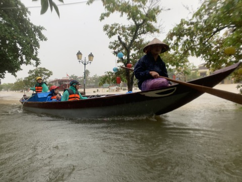 Bất ngờ với tour du lịch dạo phố cổ bằng ghe thăm Hội An mùa nước lũ - Ảnh 5. Bất ngờ với tour du lịch dạo phố cổ bằng ghe thăm Hội An mùa nước lũ - Ảnh 5.