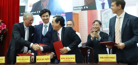 Ra tận sân bay đón chuyên gia làm dự án điện khí 4 tỉ USD - Ảnh 1. Ra tận sân bay đón chuyên gia làm dự án điện khí 4 tỉ USD - Ảnh 1.