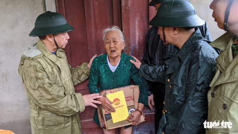 Tư lệnh Quân khu 4 lội nước lũ trao gạo và mì gói cho dân - Ảnh 2. Tư lệnh Quân khu 4 lội nước lũ trao gạo và mì gói cho dân - Ảnh 2.