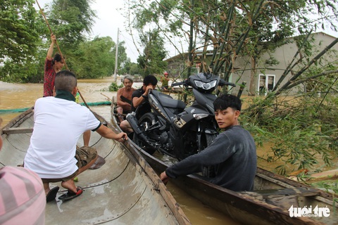 Nước sông Thạch Hãn lại lên nhanh, dân vùng ven đối phó với đợt lũ thứ 3 trong 5 ngày - Ảnh 3. Nước sông Thạch Hãn lại lên nhanh, dân vùng ven đối phó với đợt lũ thứ 3 trong 5 ngày - Ảnh 3.