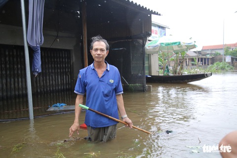 Nước vừa rút lại lên nhanh khủng khiếp, bà con Hải Lăng hối hả chạy lũ - Ảnh 4. Nước vừa rút lại lên nhanh khủng khiếp, bà con Hải Lăng hối hả chạy lũ - Ảnh 4.