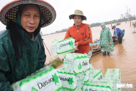 Nước sông Thạch Hãn lại lên nhanh, dân vùng ven đối phó với đợt lũ thứ 3 trong 5 ngày - Ảnh 5. Nước sông Thạch Hãn lại lên nhanh, dân vùng ven đối phó với đợt lũ thứ 3 trong 5 ngày - Ảnh 5.