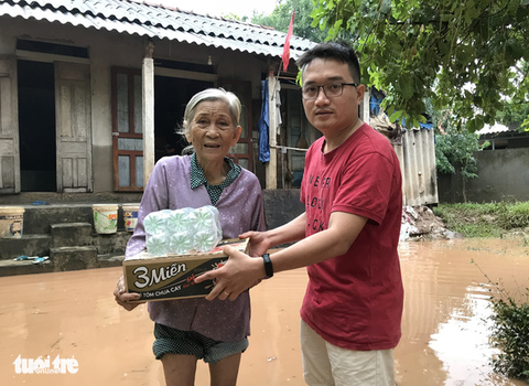 Báo Tuổi Trẻ cứu trợ khẩn cấp bà con ở rốn lũ miền Trung - Ảnh 10. Báo Tuổi Trẻ cứu trợ khẩn cấp bà con ở rốn lũ miền Trung - Ảnh 10.