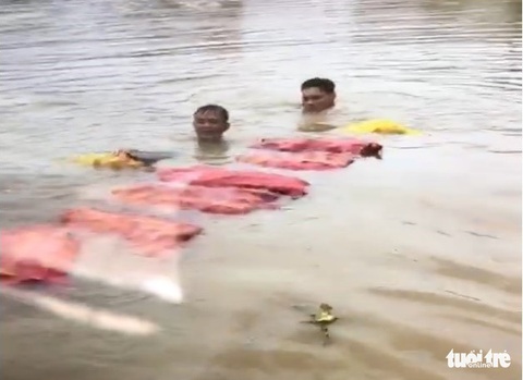 Nhóm buôn lậu cho hàng vào bao nilông, dìm xuống nước rồi kéo qua sông - Ảnh 1. Nhóm buôn lậu cho hàng vào bao nilông, dìm xuống nước rồi kéo qua sông - Ảnh 1.