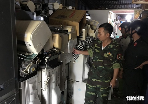 Nhóm buôn lậu cho hàng vào bao nilông, dìm xuống nước rồi kéo qua sông - Ảnh 2. Nhóm buôn lậu cho hàng vào bao nilông, dìm xuống nước rồi kéo qua sông - Ảnh 2.