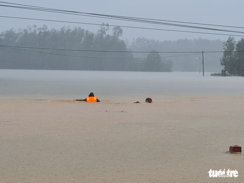Đã tìm thấy thi thể sản phụ bị lũ cuốn trên đường đi sinh con - Ảnh 10. Đã tìm thấy thi thể sản phụ bị lũ cuốn trên đường đi sinh con - Ảnh 10.