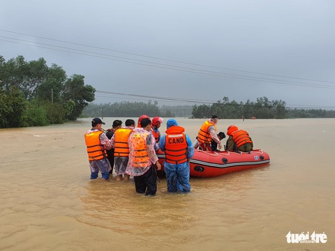 Đã tìm thấy thi thể sản phụ bị lũ cuốn trên đường đi sinh con - Ảnh 8. Đã tìm thấy thi thể sản phụ bị lũ cuốn trên đường đi sinh con - Ảnh 8.