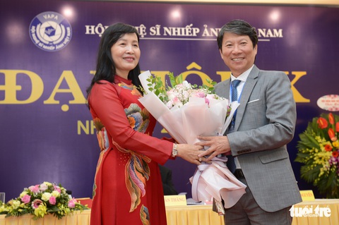 Bà Trần Thị Thu Đông là nữ chủ tịch đầu tiên của Hội Nghệ sĩ nhiếp ảnh Việt Nam - Ảnh 1. Bà Trần Thị Thu Đông là nữ chủ tịch đầu tiên của Hội Nghệ sĩ nhiếp ảnh Việt Nam - Ảnh 1.