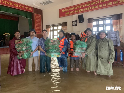 Báo Tuổi Trẻ vào vùng lũ nặng nhất Thừa Thiên Huế hỗ trợ bà con - Ảnh 2. Báo Tuổi Trẻ vào vùng lũ nặng nhất Thừa Thiên Huế hỗ trợ bà con - Ảnh 2.