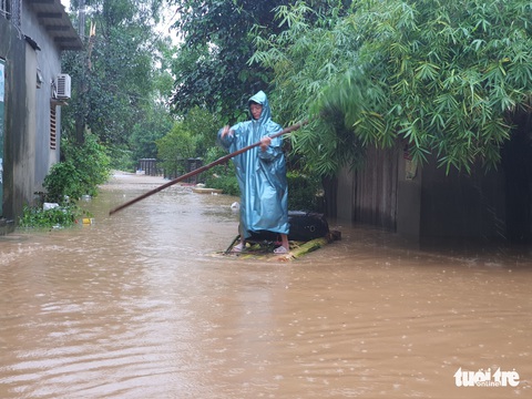 Báo Tuổi Trẻ vào vùng lũ nặng nhất Thừa Thiên Huế hỗ trợ bà con - Ảnh 7. Báo Tuổi Trẻ vào vùng lũ nặng nhất Thừa Thiên Huế hỗ trợ bà con - Ảnh 7.