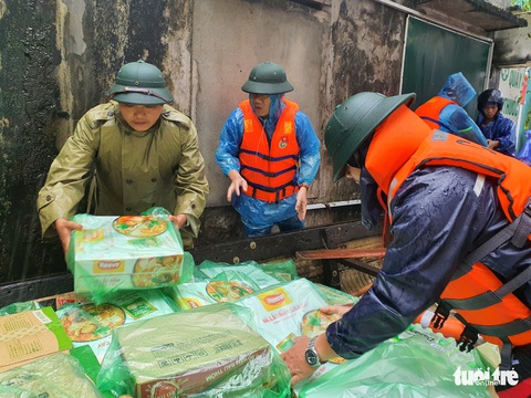 Báo Tuổi Trẻ vào vùng lũ nặng nhất Thừa Thiên Huế hỗ trợ bà con - Ảnh 4. Báo Tuổi Trẻ vào vùng lũ nặng nhất Thừa Thiên Huế hỗ trợ bà con - Ảnh 4.