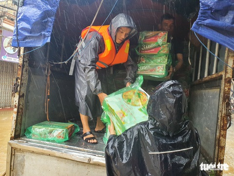 Báo Tuổi Trẻ vào vùng lũ nặng nhất Thừa Thiên Huế hỗ trợ bà con - Ảnh 3. Báo Tuổi Trẻ vào vùng lũ nặng nhất Thừa Thiên Huế hỗ trợ bà con - Ảnh 3.