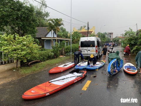 Chèo sup tiếp hàng cứu trợ bà con cô lập trong lũ - Ảnh 2. Chèo sup tiếp hàng cứu trợ bà con cô lập trong lũ - Ảnh 2.