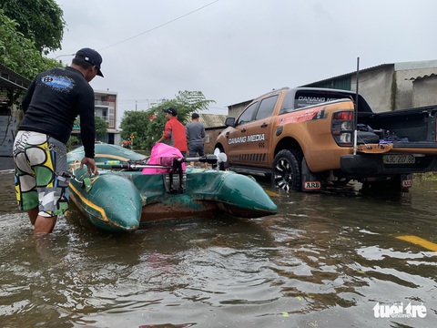 Chèo sup tiếp hàng cứu trợ bà con cô lập trong lũ - Ảnh 4. Chèo sup tiếp hàng cứu trợ bà con cô lập trong lũ - Ảnh 4.