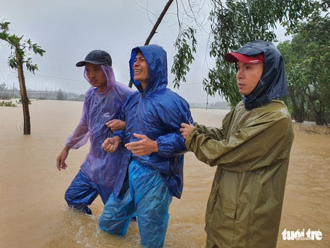Lý Hải, Minh Hà quyên hơn nửa tỉ giúp miền Trung vượt qua lũ lụt - Ảnh 1. Lý Hải, Minh Hà quyên hơn nửa tỉ giúp miền Trung vượt qua lũ lụt - Ảnh 1.
