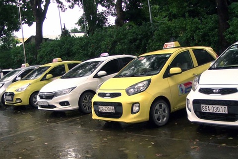 Tài xế taxi chèo kéo khách, đánh tài xế hãng Mai Linh - Ảnh 1. Tài xế taxi chèo kéo khách, đánh tài xế hãng Mai Linh - Ảnh 1.