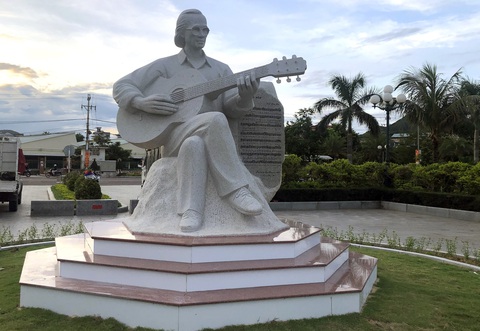 Khánh thành tượng nhạc sĩ Trịnh Công Sơn bên bờ biển Quy Nhơn - Ảnh 1. Khánh thành tượng nhạc sĩ Trịnh Công Sơn bên bờ biển Quy Nhơn - Ảnh 1.