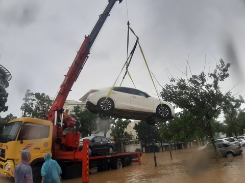 Lũ ngập 0,5-1,8m đường phố trung tâm Huế, nhiều xe hơi cẩu không kịp - Ảnh 2. Lũ ngập 0,5-1,8m đường phố trung tâm Huế, nhiều xe hơi cẩu không kịp - Ảnh 2.