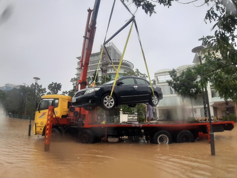Lũ ngập 0,5-1,8m đường phố trung tâm Huế, nhiều xe hơi cẩu không kịp - Ảnh 1. Lũ ngập 0,5-1,8m đường phố trung tâm Huế, nhiều xe hơi cẩu không kịp - Ảnh 1.
