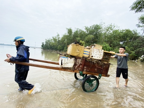 Ngổn ngang sau lũ, dân nhìn tủ lạnh, máy giặt, lúa gạo ướt đẫm mà ứa nước mắt - Ảnh 9. Ngổn ngang sau lũ, dân nhìn tủ lạnh, máy giặt, lúa gạo ướt đẫm mà ứa nước mắt - Ảnh 9.