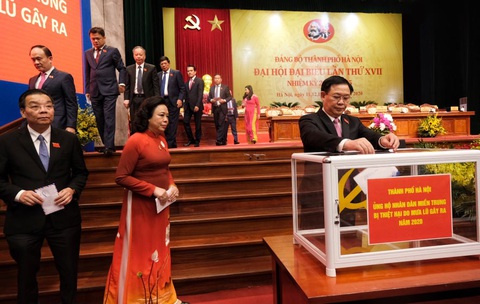 Hà Nội ủng hộ 7 tỉ đồng giúp 5 tỉnh miền Trung khắc phục lũ bão - Ảnh 1. Hà Nội ủng hộ 7 tỉ đồng giúp 5 tỉnh miền Trung khắc phục lũ bão - Ảnh 1.