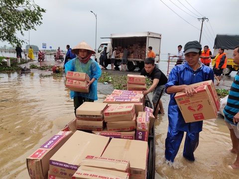 Làng mạc xứ Huế vẫn đang chìm trong cơn lũ lịch sử - Ảnh 11. Làng mạc xứ Huế vẫn đang chìm trong cơn lũ lịch sử - Ảnh 11.
