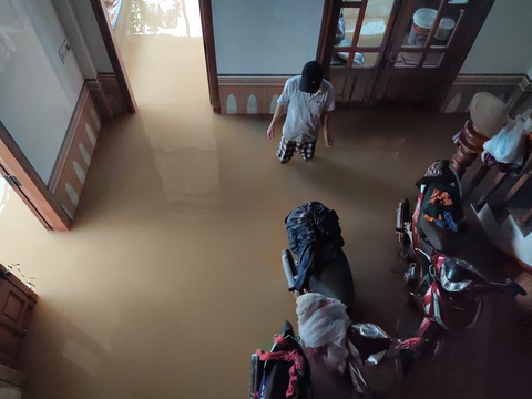 Làng mạc xứ Huế vẫn đang chìm trong cơn lũ lịch sử - Ảnh 2. Làng mạc xứ Huế vẫn đang chìm trong cơn lũ lịch sử - Ảnh 2.