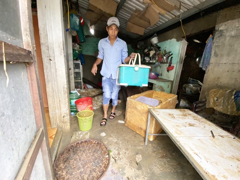 Ngổn ngang sau lũ, dân nhìn tủ lạnh, máy giặt, lúa gạo ướt đẫm mà ứa nước mắt - Ảnh 4. Ngổn ngang sau lũ, dân nhìn tủ lạnh, máy giặt, lúa gạo ướt đẫm mà ứa nước mắt - Ảnh 4.
