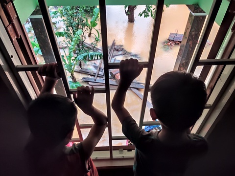 Làng mạc xứ Huế vẫn đang chìm trong cơn lũ lịch sử - Ảnh 5. Làng mạc xứ Huế vẫn đang chìm trong cơn lũ lịch sử - Ảnh 5.