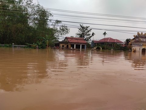 Làng mạc xứ Huế vẫn đang chìm trong cơn lũ lịch sử - Ảnh 4. Làng mạc xứ Huế vẫn đang chìm trong cơn lũ lịch sử - Ảnh 4.