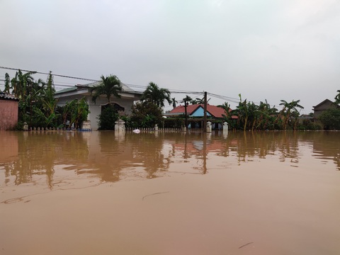 Làng mạc xứ Huế vẫn đang chìm trong cơn lũ lịch sử - Ảnh 7. Làng mạc xứ Huế vẫn đang chìm trong cơn lũ lịch sử - Ảnh 7.