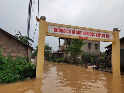 Làng mạc xứ Huế vẫn đang chìm trong cơn lũ lịch sử - Ảnh 8. Làng mạc xứ Huế vẫn đang chìm trong cơn lũ lịch sử - Ảnh 8.
