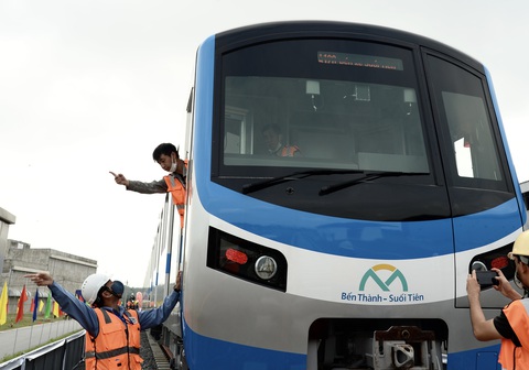 Bí thư Nguyễn Thiện Nhân trải nghiệm tàu metro số 1 - Ảnh 5. Bí thư Nguyễn Thiện Nhân trải nghiệm tàu metro số 1 - Ảnh 5.