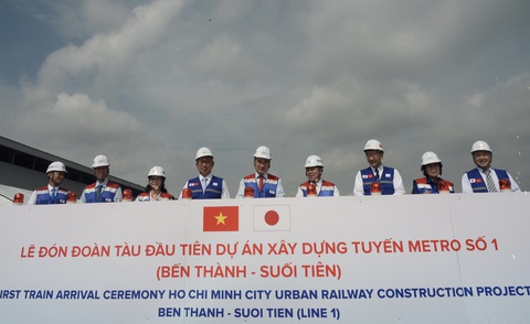 Bí thư Nguyễn Thiện Nhân trải nghiệm tàu metro số 1 - Ảnh 2. Bí thư Nguyễn Thiện Nhân trải nghiệm tàu metro số 1 - Ảnh 2.