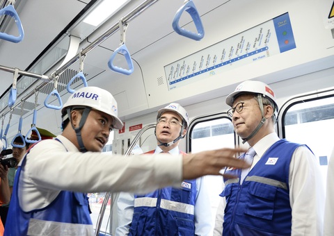 Bí thư Nguyễn Thiện Nhân trải nghiệm tàu metro số 1 - Ảnh 8. Bí thư Nguyễn Thiện Nhân trải nghiệm tàu metro số 1 - Ảnh 8.