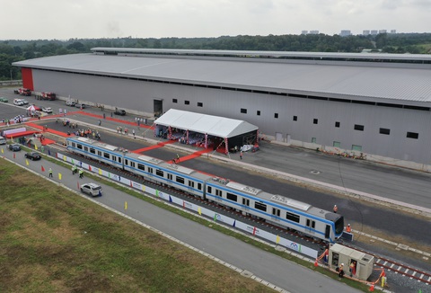 Bí thư Nguyễn Thiện Nhân trải nghiệm tàu metro số 1 - Ảnh 4. Bí thư Nguyễn Thiện Nhân trải nghiệm tàu metro số 1 - Ảnh 4.