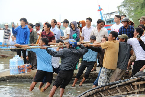 Trục vớt tàu tìm hai cha con mất tích khi chìm tàu cá trên sông Trường Giang - Ảnh 6. Trục vớt tàu tìm hai cha con mất tích khi chìm tàu cá trên sông Trường Giang - Ảnh 6.