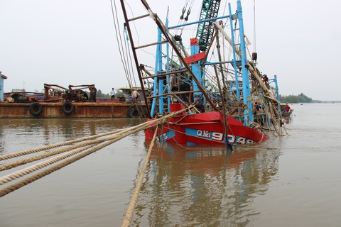Trục vớt tàu tìm hai cha con mất tích khi chìm tàu cá trên sông Trường Giang - Ảnh 5. Trục vớt tàu tìm hai cha con mất tích khi chìm tàu cá trên sông Trường Giang - Ảnh 5.