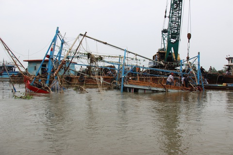 Trục vớt tàu tìm hai cha con mất tích khi chìm tàu cá trên sông Trường Giang - Ảnh 2. Trục vớt tàu tìm hai cha con mất tích khi chìm tàu cá trên sông Trường Giang - Ảnh 2.