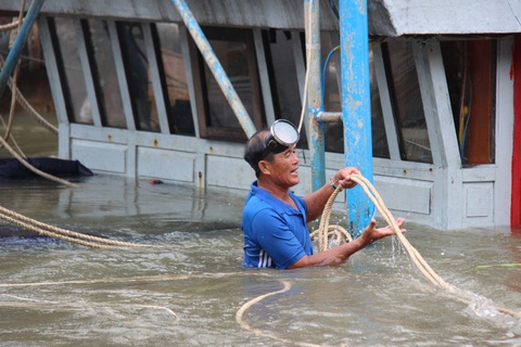 Trục vớt tàu tìm hai cha con mất tích khi chìm tàu cá trên sông Trường Giang - Ảnh 7. Trục vớt tàu tìm hai cha con mất tích khi chìm tàu cá trên sông Trường Giang - Ảnh 7.