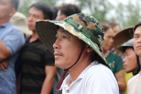 Trục vớt tàu tìm hai cha con mất tích khi chìm tàu cá trên sông Trường Giang - Ảnh 9. Trục vớt tàu tìm hai cha con mất tích khi chìm tàu cá trên sông Trường Giang - Ảnh 9.