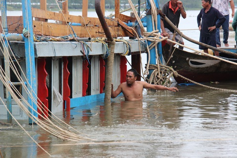 Ngâm mình tìm thi thể người con trong vụ chìm tàu ở Quảng Nam - Ảnh 3. Ngâm mình tìm thi thể người con trong vụ chìm tàu ở Quảng Nam - Ảnh 3.