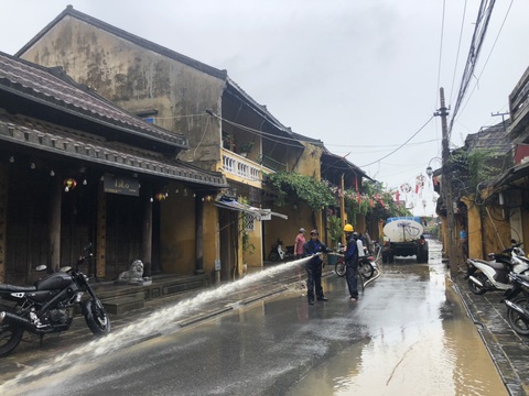 Phố cổ Hội An được cấp tốc làm sạch ngay khi nước lũ vừa rút - Ảnh 1. Phố cổ Hội An được cấp tốc làm sạch ngay khi nước lũ vừa rút - Ảnh 1.