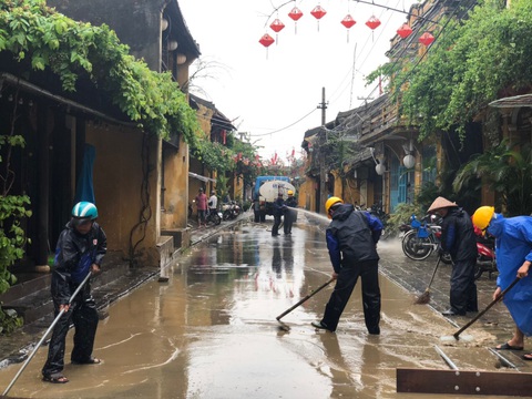 Phố cổ Hội An được cấp tốc làm sạch ngay khi nước lũ vừa rút - Ảnh 2. Phố cổ Hội An được cấp tốc làm sạch ngay khi nước lũ vừa rút - Ảnh 2.