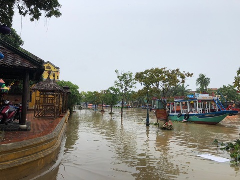 Phố cổ Hội An được cấp tốc làm sạch ngay khi nước lũ vừa rút - Ảnh 6. Phố cổ Hội An được cấp tốc làm sạch ngay khi nước lũ vừa rút - Ảnh 6.