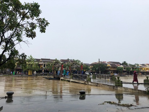 Phố cổ Hội An được cấp tốc làm sạch ngay khi nước lũ vừa rút - Ảnh 7. Phố cổ Hội An được cấp tốc làm sạch ngay khi nước lũ vừa rút - Ảnh 7.