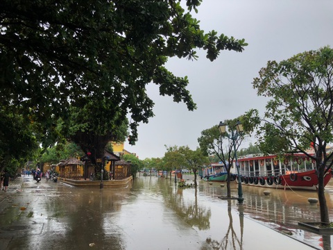 Phố cổ Hội An được cấp tốc làm sạch ngay khi nước lũ vừa rút - Ảnh 8. Phố cổ Hội An được cấp tốc làm sạch ngay khi nước lũ vừa rút - Ảnh 8.